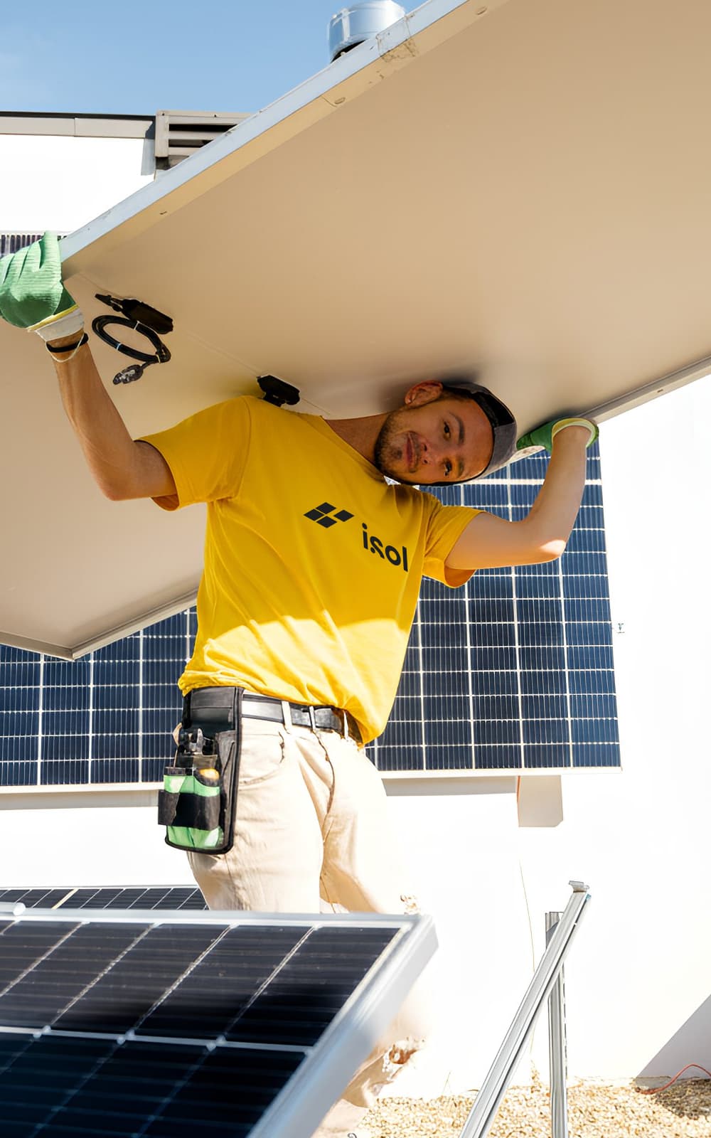 Técnico de iSol instalando paneles residenciales